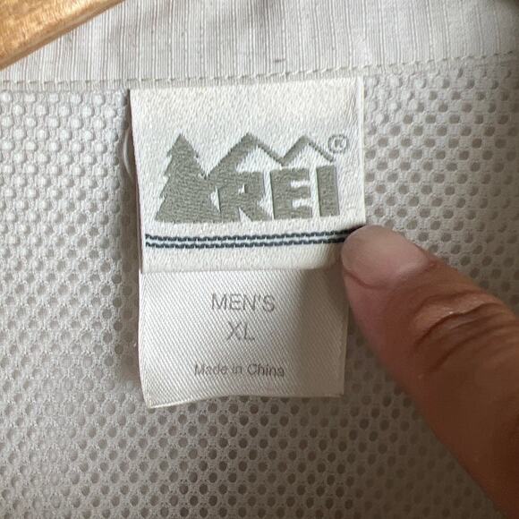 REI Shirt Men's XL Light Cream Button Up Vented Nylon Hiking - Picture 2 of 7